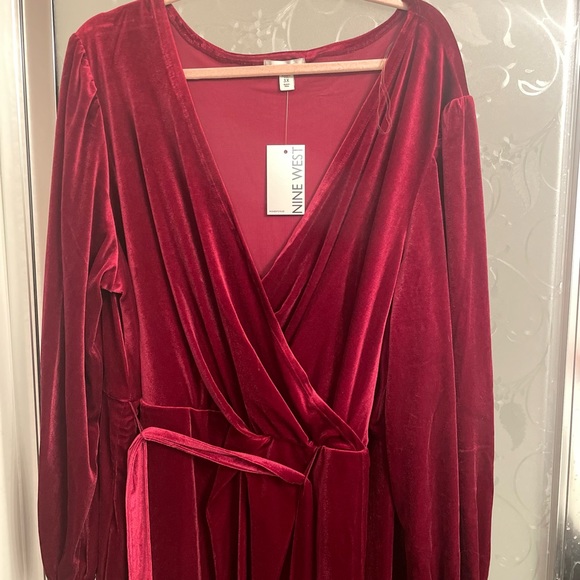NWT Plus Size Nine West Long Sleeve
Velvet Wrap Dress - Picture 2 of 3